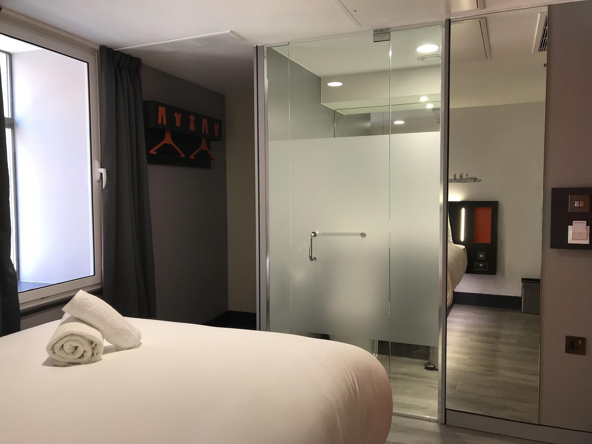 Easyhotel